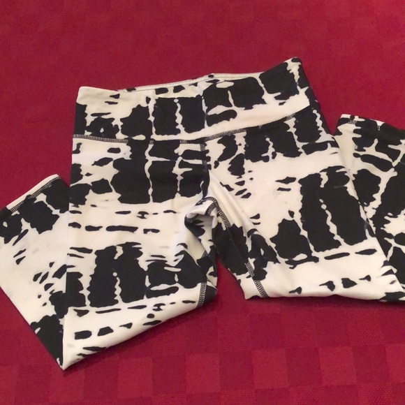 Alo Cropped Airbrush Legging in Black White Print Size Small - Picture 4 of 17